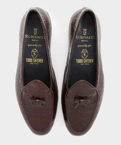 Mr Luca Rubinacci came up with the idea for these ‘Marphy’ loafers after failing to find smart, yet comfortable formal shoes.A shoe that is delicate, soft and designed to balance the ease and comfort of a slipper with the durability of a traditional loafer. Hand made in Italy, these are crafted with a crocco print leather outer and malleable leather sole, and finished with a leather trim and bow on top. 100% Leather Made in Italy Featuring custom insole and shoe bag made "specially" for Todd Sny Todd Snyder, Old Shoes, Loafers Style, Tory Burch Flats, Suit Accessories, Luxury Gifts, Formal Shoes, Printed Leather, Top 100