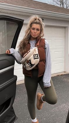 Ohio Winter Outfits, Haunted Trail Outfit Ideas, Call Outfits 2024, Casual Winter Outfits For Women Comfy, Athletic Fall Outfits For Women, Cold Amusement Park Outfit, Utah Mom Aesthetic Outfits, Pigeon Forge Outfits, Football Game Outfits For Women Winter