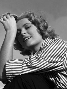 Hollywood legend Grace Kelly models for LIFE Magazine's 1953 edition, showcasing the everlasting appeal and adaptability of a straightforward stripe. Grace Kelly Casual, Face Analysis, Moda Pin Up, Hollywood Images, Stars D'hollywood, Contact Sheet, Princess Grace Kelly, Princess Grace, Hollywood Legends