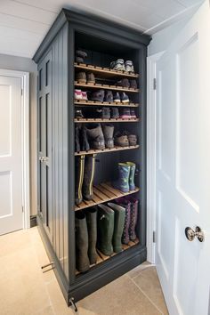 We are in the thick of it here in Boston - snow, sleet, rain, mud, ice - you name it, it happens. I am not going to lie. I have mudroom en... Pantry Diy, Black Interiors, Diy Organizing, Shoes Organizer, Organized Pantry, Vintage Homes, Mudroom Decor