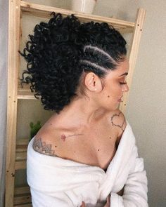 680 Likes, 27 Comments - Patrícia Tavares (@p.t.a.v.a.r.e.s) on Instagram: “Amor é amor 💕 ————————————————— Para informações sobre curso de Penteado cachos/afro. Entre em…” 1980s Hair, Natural Hair Accessories, Square Face Hairstyles, Natural Afro Hairstyles, Ethnic Hairstyles, Pelo Afro, Natural Hair Updo, Beautiful Curls