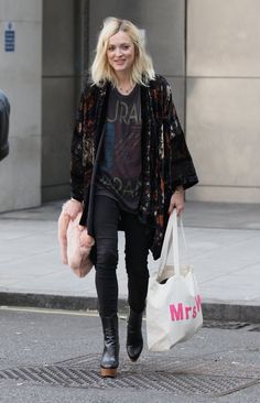 Fearne Cotton Style, How To Wear Kimono, Vintage Kimono Jacket, Look Boho Chic, Fearne Cotton, Kimono Style Jacket, Kimono Outfit, Mode Kimono, Shirt Outfits