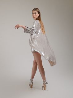 This sequined luxury kimono shorts set has an eye-catching sparkle and stands out with its distinctive style. It is preferred as a guest dress at formal dinners, while it is suitable for birthdays, festivals and all parties. A shimmering kimono that we have prepared in an oversized size can also be combined with jeans or denim shorts and quickly prepares you for a party. Model body measurements Height: 1.73cm/5'8 Size: M/38 Bust: 88cm/34,6" Waist: 66m/26" Hip: 97cm/38" The size of the product on Spring Party Kimono With Open Front, Spring Party Open Front Kimono, Fitted Kimono For Spring Party, Fitted Evening Kimono For Summer, Fitted Open Front Kimono For Parties, Fall Party Kimono, Fitted Long Sleeve Party Kimono, Spring Long Sleeve Kimono For Night Out, Luxury Kimono