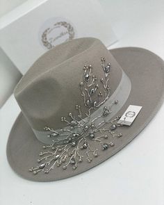 Embellished Cowboy Hat, Sombrero Cowboy, Cowboy Hat Design, Fascinator Hats Diy, Women Fedora, Sac Diy, Yarn Hats