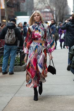 Dramatic Street Style, Street Vibes, 2020 Street Style, Printed Blouses, Dramatic Style, Nyfw Street Style, Street Style Summer, Color Crush