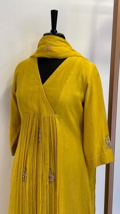 Dresses From Sarees, Dress Stitching Designs, Brocade Kurta, Chanderi Dress, Cotton Dress Indian, Simple Frock Design, Saree Kurti, Simple Saree Designs, New Kurti