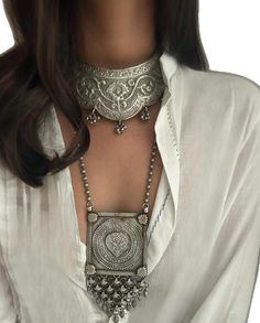 White Indian Aesthetic, Vintage Indian Aesthetic, Statement Jewelry Outfit, Pink Gemstone Necklace, Oxidised Silver Jewelry, Indian Jewelry Sets, Diamond Jewelry Designs, Classy Jewelry