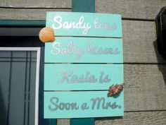 a sign on the side of a building that says sandy toes salty kisses kauai is soon a miss