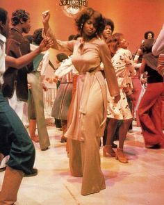 Pinky Vibe, Soul Train Fashion, Soul Train Dancers, Disco Outfits, 70s Fashion Disco, 70s Jumpsuit, Disco Aesthetic, Disco Jumpsuit, Disco 70s