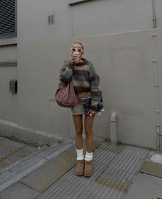 Traje Cowgirl, Platform Outfit, Outfit With Uggs, Mode Ulzzang, Estilo Indie, Skandinavian Fashion, Autumn Fits, Cold Outfits