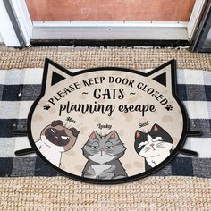 a door mat with three cats on it that says please keep door closed, cat's planning escape