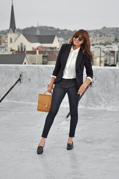 white-shirt-style How To Wear Loafers, Casual Oxford Shoes, Casual Work Outfits Women, Loafers Outfit, Look Formal