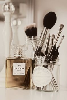 The number scent that Ms. Chanel herself pick Beauty Fotografie, Penyimpanan Makeup, Chanel No5, Perfume Chanel, Make Up Studio, Parfum Chanel, Beauty Organization, Chanel No 5, Chanel Couture