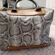 Beautiful Hand Bag In Great Condition Vince Camuto Bag, Snake Skin Print, Printed Bags, Hand Bag, Beautiful Hand, Womens Tote Bags, Vince Camuto, Snake Skin, Handbags