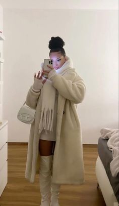 Long Trench Coat Outfit Vinter Mode Outfits, Mantel Outfit, Fest Outfits, Mode Zara, Denim On Denim, Outfit Chic, Cold Outfits