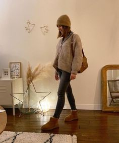 How To Wear Ugg Boots, Ugg Mini Boots Outfit, Short Boots Outfit, Mini Uggs Outfit, Ugg Mini Boots, Outfit With Uggs