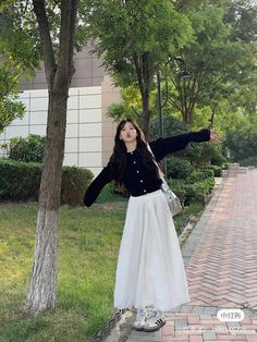 White Skirt Outfit Modest, Long Skirt Outfits Korean, Library Outfits, Skirt Outfits Korean, Long White Skirt, Modest Girly Outfits, Japan Outfits