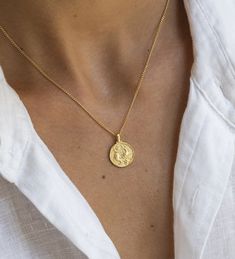 PISCES ZODIAC NECKLACE (18K GOLD VERMEIL) – KIRSTIN ASH (United States) Engravable Necklace, Leo Necklace Zodiac, Women Gold Jewelry, Pisces Necklace, Silver Aesthetic, Wattpad Ideas, Cute Necklaces, Hand Painted Card, Zodiac Collection