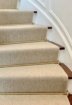 an image of some stairs with carpeting on the top and bottom, as well as other