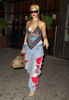 Rihanna Street Style, Looks Rihanna, Rihanna Outfits, Rihanna Looks, Rihanna Style, All Jeans, Scarf Top, Streetwear Fashion Women, John Galliano