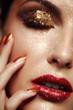 Sparkle Makeup, Festival Make Up, Glitter Face, Holiday Hairstyles, Gold Eyes, Editorial Makeup, Glitter Makeup, Glossy Lips, Makati