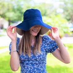 Floppy Panama Everyday Hat 4 Seasons Sun Hat Brimmed Hat with Chin Strap Navy Blue 👒 Reversible double-sided wide brim bucket hat for woman. 👒 Floppy everyday hat with 4 1/2" (approx. 12cm) brim makes a good sunshade and sun protection UV UPF. Makes a great gift for mum who likes gardening. 👒 Ladies sun hat comes with removable & adjustable chin strap drawstring for windy days. The brim can be turned up or turned down. Large sun hats women are elegant accessories for spring, fall, summer outd Wide Brim Bucket Hat, Hats Women, Brimmed Hat, Sun Hats For Women, Colour Star, 4 Seasons, Elegant Accessories, Organza Gift Bags, Brim Hat