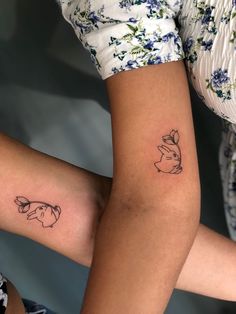 Tatuagem totoro Studio Ghibli Sister Tattoo, Matching Tattoos Ghibli, Totoro Matching Tattoo, Matching Totoro Tattoos, Matching Asian Tattoos, Ponyo And Sasuke Tattoo, Matching Japanese Tattoos