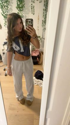 Brandy Melville Leggings Outfit, Comfy Lazy Outfits For School, Sporty College Outfits, School Outfits Cute Comfy, School Comfy Fits, Monday Fits For School, Cute Baggy Pants Outfits, Polar Fleece Outfit, How To Style Navy Blue Leggings