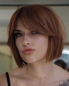 Edgy Blunt Bob with Curtain Bangs Kort Bob, Trendy Bob Hairstyles, Messy Bob Hairstyles, Oval Face Haircuts, Chin Length Hair, Short Bob Haircuts, Short Hair With Bangs, Bob Haircuts, Short Bob Hairstyles