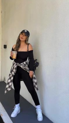 Baseball Cap And Flannel Outfit, Body Suit And Flannel Outfit, Jumpsuit With Flannel, Black Baseball Cap Outfit, Black Bodysuit Outfit, Trip Fits, College Casual, Baseball Cap Outfit, Cap Outfit