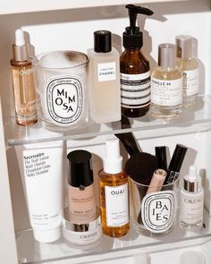 @laura.craffey when you’re running low on content, throw all your prettiest products into a shelfie and call it a day 🕯➰ Beauty Shelf, Summer Skincare, Clean Skincare, All Things Beauty, Skin Care Products, Face Skin, Beauty Trends, Clean Beauty, Beauty Secrets