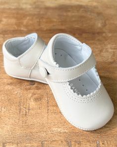 The closure of the shoes is a button, ideal for babies that are not walking yet. Girl Shoes Any variations in color or texture within this product are nor irregularities, but rather a result of the unique production process. 100% leather Made in Spain Final sale, no exchanges nor returns are available EU16: 10.5 cm or 4 1/8" EU17: 11 cm or 4 1/4" EU18: 11.5 cm or 4 1/2" EU19: 12 cm or 4 3/4" EU20: 12.5 cm or 4 7/8" Soft Sole Closed Toe Mary Janes, Soft Sole Mary Janes, Classic Mary Janes With Soft Sole And Closed Toe, Classic Mary Janes With Soft Sole, Classic Leather Shoes With Soft Sole, Cream Round Toe Booties For Playtime, White Closed Toe Mary Janes With Removable Insole, Cream Booties With Round Toe For Playtime, Classic White Leather Mary Janes