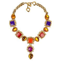 Yves Saint Laurent - (Made in France) Necklace in gold-plated metal and multicolored resin. Additional information: Condition: Very good condition Dimensions: Length: from 45 cm to 49 cm Seller Reference: BC97