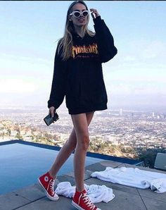 Red High Top Converse Outfit, Converse Haute, Thrasher Sweatshirt, Red Converse Outfit, Red High Top Converse, High Top Converse Outfits, Converse Style Women, Red High Tops, Jeans And Converse