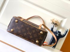 Presbyopia leather is genuine French A-grade quality, hand-painted edge details are very delicate. Size: 26x16x11 Louis Vuitton Yayoi Kusama, Mm Monogram, Louis Vuitton Capucines, Large Cosmetic Bag, Lv Purse, Medium Handbags, Lv Belt, Lv Handbags, Lv Wallet