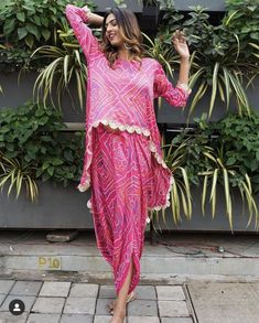 Leheriya Dress Western, Bandhani Indo Western Outfit, Bandej Dress Indian, Lehriya Suit Designs, Bandini Dresses, Lehriya Kurti Designs Latest, Bandhani Outfits, Bandhani Outfit Ideas, Lehriya Dress