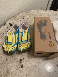 Vibram FiveFingers 14K3002 V-ON Womens Sz 36 US Sz 6.5-7 NEW. Brand new. Vibram Fivefingers, One Small Step, Funky Outfits, Rich Kids, Fast Fashion, On Shoes, New Shoes, Get Dressed, Cute Shoes