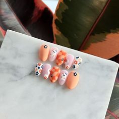 Halloween Nails With Flowers, Floral Halloween Nails, Fall Nails Floral, Little Ghost Nails, Ghost And Flower Nails, Flower Ghost Nails, Ghost Flower Nails, Groovy Halloween Nails, Floral Ghost Nails