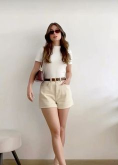 Hot Weather Outfits, Denim Shorts Outfit, Look Casual Chic, Wide Leg Shorts, Summer Elegant, Casual Work Outfit, Casual Hairstyles, Women's Casual Style, Casual Summer Outfit