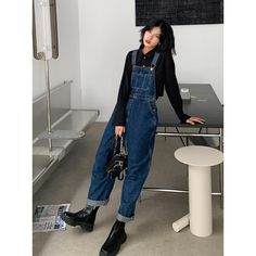 Denim Jumper Outfit, Jean Overall Outfits, Overall Fashion, Autumn Pants, Overall Outfit, Overalls Outfit, Jumper Outfit, Fall Pants, Look Vintage