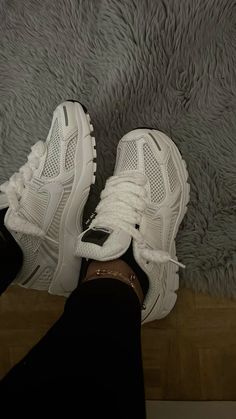 All White Shoes Outfit, Shoe Wishlist Nike, Girly Nike Shoes, White Nike Shoes Aesthetic, Nike Vemero5 Outfit, Shoes Women 2024, Sneakers Aesthetic Girl, Nike P6000 Outfit Women, Nike Vomero 5 Outfit Women