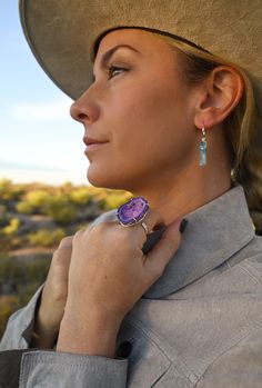 This agate druzy geode statement ring is EVERYTHING. And I mean everything. It's a complete WOW factor. This boho crystal ring is your daily reminder that YOU JUST SPARKLE! One of the best parts is the sterling silver band is adjustable! How cool is that!? Also available in blue & green geode druzy. Get all three and swap them out to bring color to your day! ▲ Purple agate druzy geode *every ring will vary in shape and coloration of purples & whites ▲ Sterling silver gorgeous claw detailing arou Rings With Stones, Green Geode, Geode Cave, Geode Ring, Silver Rings With Stones, Boho Crystal, Purple Agate, Sparkling Rings, Agate Geode