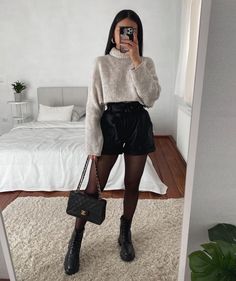 Leder Shorts Outfit, Winter Shorts Outfits, Leather Shorts Outfit, Lederhosen Outfit, Black Leather Shorts, Winter Fashion Outfits Casual, Cold Outfits, Trendy Fall Outfits, Stylish Sweaters