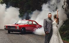 Wedding car Burnouts skids Mechanics Wedding, Car Themed Wedding, Themed Engagement Photos, Wedding Funny, Vintage Car Wedding, Design Strategies, Wedding Day Photos