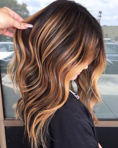 Medium Balayage, Purple Highlights Brown Hair, Highlights Brown Hair Short, Highlights Brown Hair Balayage, Short Balayage, Dark Balayage, Brown Hair With Caramel Highlights, Strawberry Blonde Highlights, Brunette Balayage