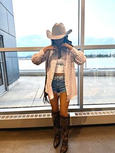 Summer western fashion inspiration Country Outfit With Boots, Western Shorts Outfit, Western Date Night Outfit, Summer Rodeo Outfits, Fall Night Outfit, Simple Western Outfits, Summer Rodeo, Cowgirl Core, Nashville Fall