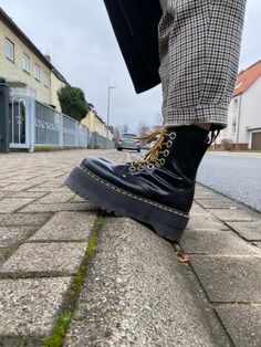 Punk Martin Boots With Lug Sole For Streetwear, Funky Doc Martens, Dr Martens Patent, Dr Marten Zipper Boots, Doc Martens Punk, Doc Martens Boots, Doc Martin, Coffee Smoothie, Martens Boots