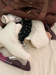 Ice skates coming out of bag Figure Skating Bag Essentials, Figure Skating Essentials, Skater Shoes Aesthetic, Skating Essentials, Edea Figure Skates, Skate Outfits, Figure Skating Bag, Figure Skates, Skating Ice