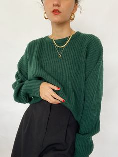 Emerald Green Turtleneck Outfit, Emerald And Black Outfit, Green Knitwear Outfit, Green Pullover Outfit, Dark Green Sweater Outfit, Green Turtleneck Outfit, Pine Green Outfit, Outfit Verde