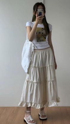 Wide Leg Pants Outfit Korean Style, Long Skirt Aesthetic Summer, Long Mesh Skirts, Midi Skirt Outfit Asian, Acubi Summer Aesthetic, Midi Vs Maxi Skirt, Loose Fashion Style, Picnic Date Outfit Women, Chill Academia Outfits